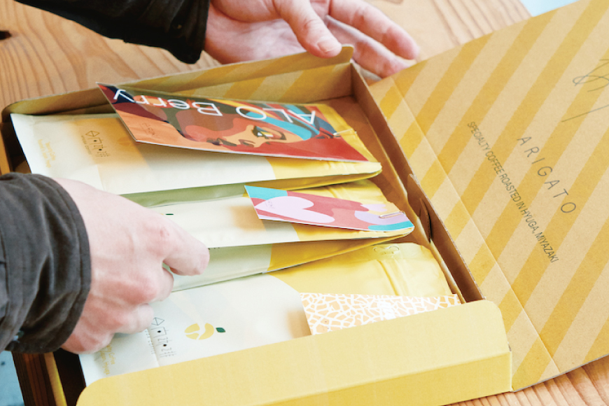 定期便 6回 【日本一の焙煎士厳選】珈琲 粉 100g×3種 スペシャルティコーヒー 飲み比べ [日向珈琲 宮崎県 日向市 452061207] コーヒー 焙煎 自家焙煎 詰め合わせ