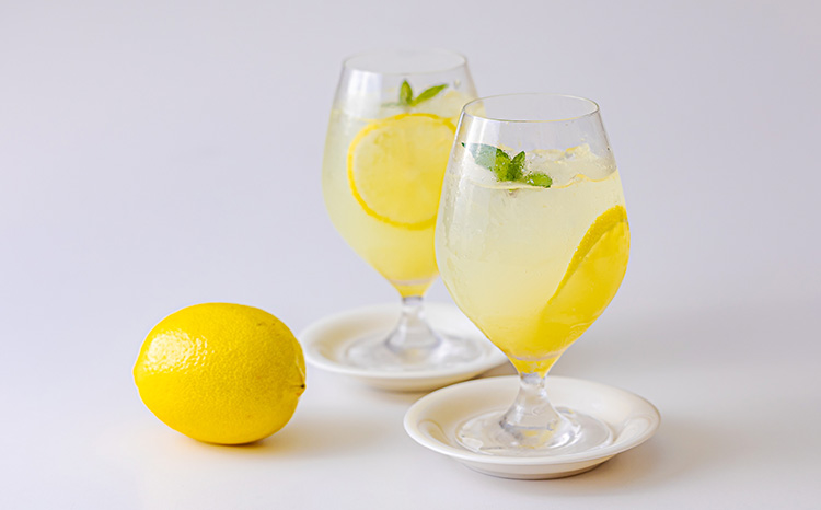 《ビタミンCが豊富!》レモンの生搾り果汁 200ml×5Ｐ 香酸柑橘 [保存料不使用 濃縮還元なし 非加熱製法 40000円 ワンストップオンライン] TF0872-P00074