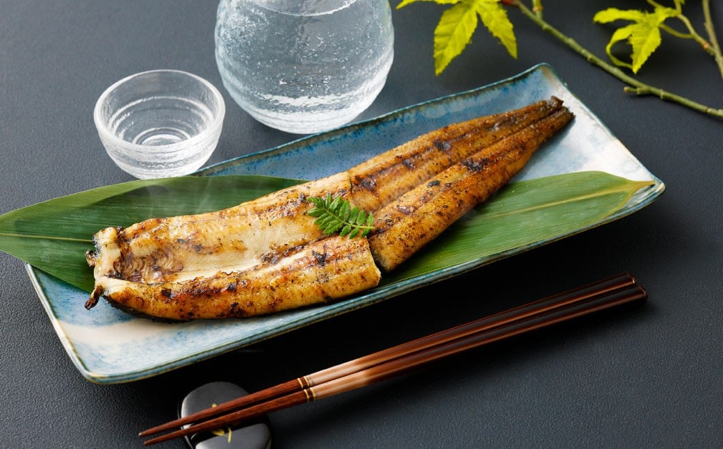 ＜職人手焼き九州産うなぎ 白焼き1尾（2切れ）計130g前後＞翌月末迄に順次出荷