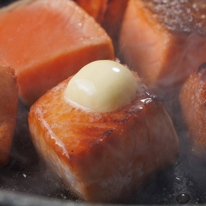 骨取り サーモン カット(計2kg・500g×4袋) 皮付き 鮭 ダイスカット 小分け 骨とり 骨なし 骨取り済 カット済 簡単 魚 冷凍 お弁当 おかず 【AW-76】【丸正水産】