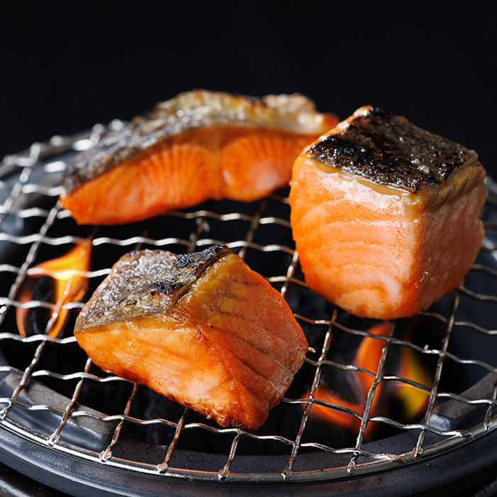 骨取り サーモン カット(500g×1袋) 皮付き 鮭 ダイスカット 小分け 骨とり 骨なし 骨取り済 カット済 簡単 魚 冷凍 お弁当 おかず 【AW-73】【丸正水産】