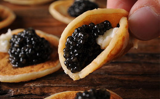 【桐箱入り】宮崎HEIKECAVIAR 10ｇ ブリニセット【チョウザメ】キャビアが初めての方にオススメのセット［宮崎 椎葉 国産 ちょうざめ キャビア 10g 魚卵 卵 チョウザメ ブリニ ブリニセット お酒 魚介 珍味 加工品 冷凍 高級 贅沢 おつまみ グルメ ギフト 記念日 誕生日 プレゼント お祝い 贈り物 贈答 桐箱 希少］【SZ-100】