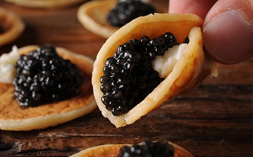 【桐箱入り】宮崎HEIKECAVIAR 20ｇ ブリニセット【チョウザメ】キャビアが初めての方にオススメのセット［宮崎 椎葉 国産 ちょうざめ チョウザメ キャビア ブリニ ブリニセット 20g 魚卵 卵 魚介 珍味 加工品 冷凍 高級 贅沢 おつまみ グルメ ギフト 記念日 誕生日 プレゼント お祝い 贈り物 贈答 桐箱 希少］【SZ-101】