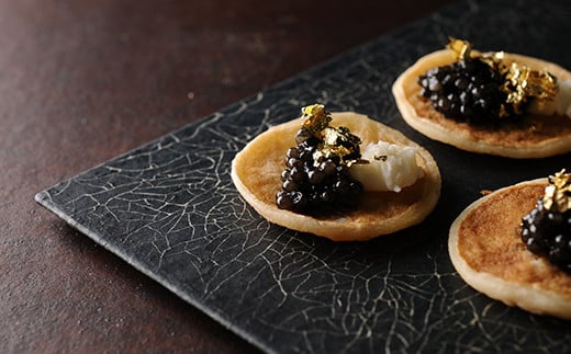 【桐箱入り】宮崎HEIKECAVIAR 20ｇ ブリニセット【チョウザメ】キャビアが初めての方にオススメのセット［宮崎 椎葉 国産 ちょうざめ チョウザメ キャビア ブリニ ブリニセット 20g 魚卵 卵 魚介 珍味 加工品 冷凍 高級 贅沢 おつまみ グルメ ギフト 記念日 誕生日 プレゼント お祝い 贈り物 贈答 桐箱 希少］【SZ-101】