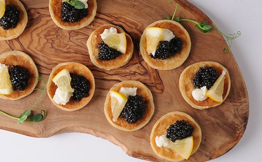 【桐箱入り】宮崎HEIKECAVIAR 10ｇ ブリニセット【チョウザメ】キャビアが初めての方にオススメのセット［宮崎 椎葉 国産 ちょうざめ キャビア 10g 魚卵 卵 チョウザメ ブリニ ブリニセット お酒 魚介 珍味 加工品 冷凍 高級 贅沢 おつまみ グルメ ギフト 記念日 誕生日 プレゼント お祝い 贈り物 贈答 桐箱 希少］【SZ-100】