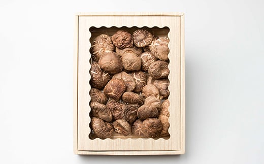 【厳選】椎葉産 干し椎茸 170g 【生産者大会4年連続優勝】［送料無料 宮崎県産 国産 原木椎茸 原木 椎茸 シイタケ しいたけ 乾しいたけ 干し椎茸 原木栽培 産地直送 乾物 きのこ グアニル酸 ビタミンD おすすめ 栄養 美容 食物繊維 煮物 みそ汁 汁もの ダシ 出汁 お鍋 鍋 特産品 ご当地 お取り寄せ 大容量 調味料 ギフト 贈物 プレゼント お中元 お歳暮 化粧箱入］【JA-21】