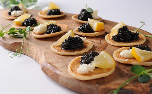 【桐箱入り】宮崎HEIKECAVIAR 10ｇ ブリニセット【チョウザメ】キャビアが初めての方にオススメのセット［宮崎 椎葉 国産 ちょうざめ キャビア 10g 魚卵 卵 チョウザメ ブリニ ブリニセット お酒 魚介 珍味 加工品 冷凍 高級 贅沢 おつまみ グルメ ギフト 記念日 誕生日 プレゼント お祝い 贈り物 贈答 桐箱 希少］【SZ-100】