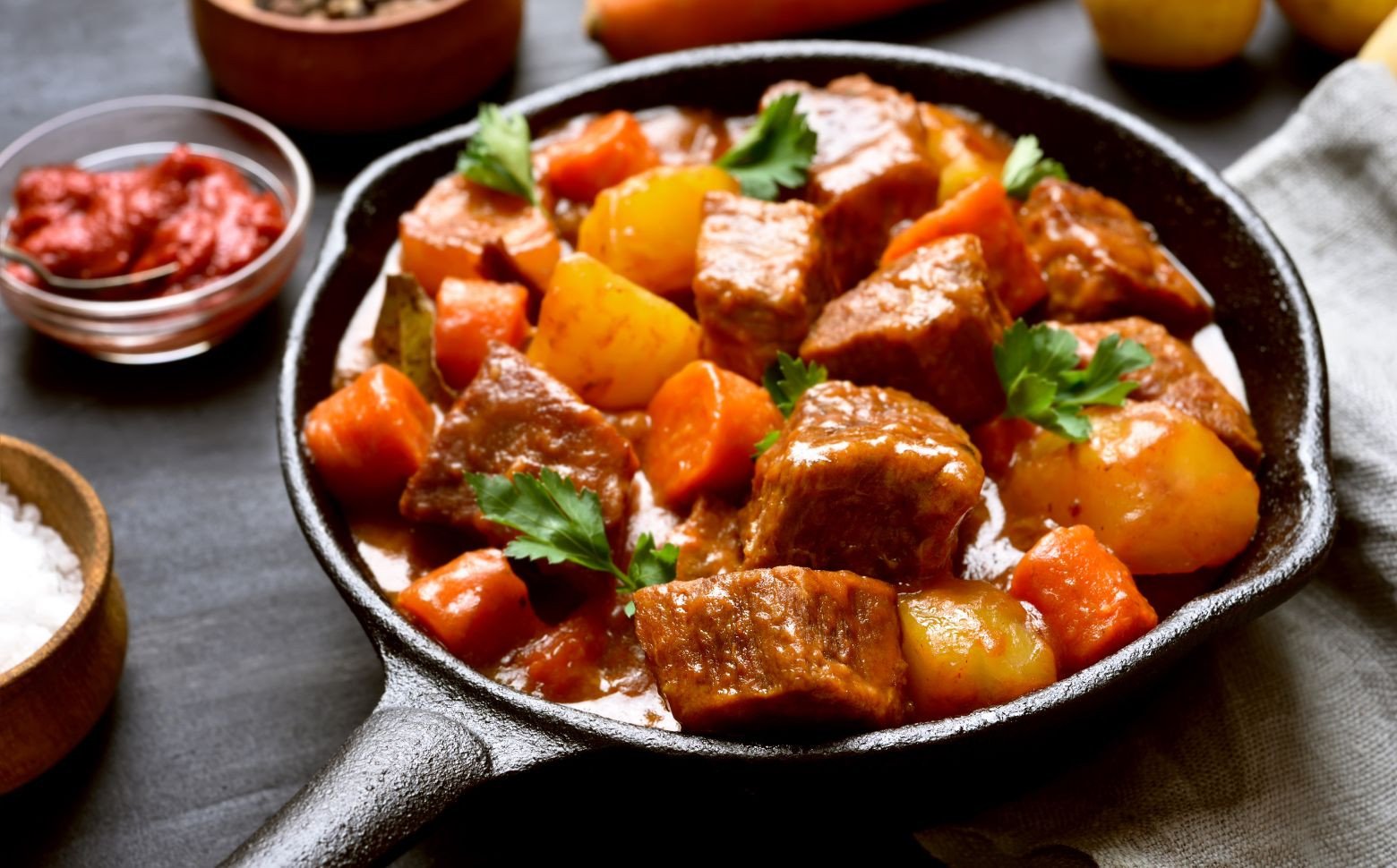 【3ヶ月定期便】 高千穂牛 すね肉 400g×2パック×3回 和牛 牛肉 肉 お肉 精肉 定期便 定期 国産牛 ブランド牛 黒毛和牛 すね 牛すね肉 A4等級以上 宮崎県産 国産 贈答 贈り物 煮込み料理 シチュー カレー 普段使い 簡単調理_Tk002-t076