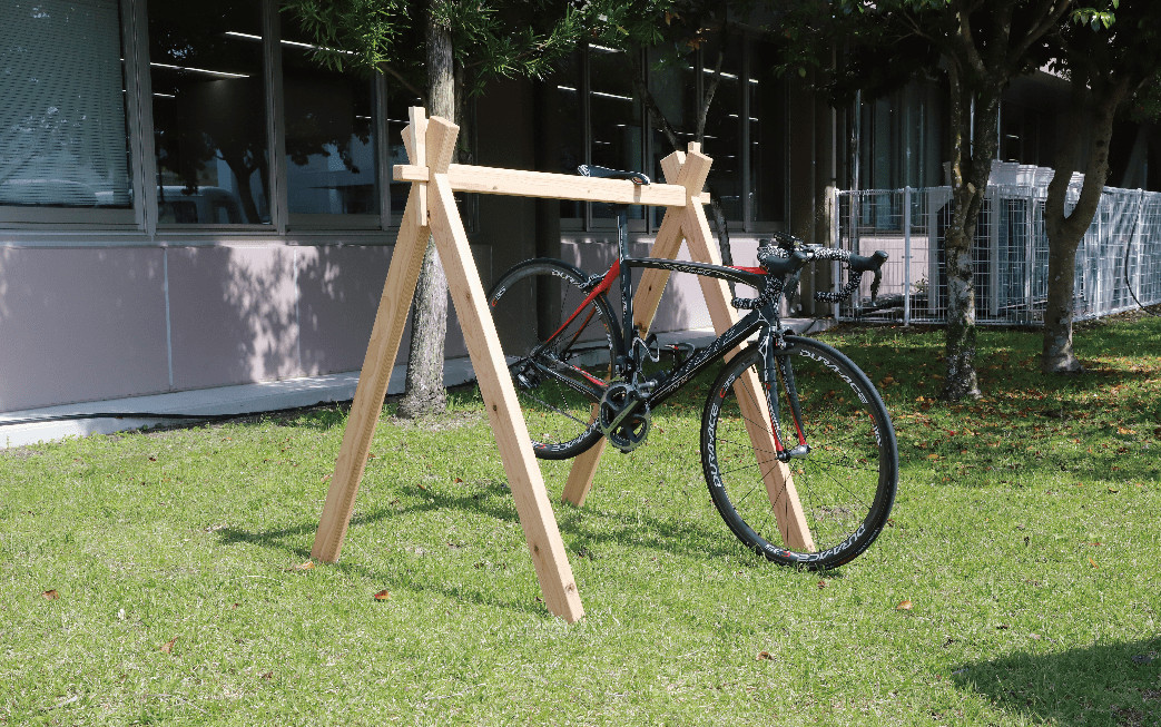 木組みで木製サイクルラック(さきやま木工/088-1639) 自転車スタンド 自転車 スタンド ロードバイク 駐輪スタンド 家庭用 自転車 簡単 組み立て 木 木工 木製 屋内 インテリア オシャレ ラック 杉 家具 手づくり 一点もの 一点物 組立簡単 自転車置き場 収納 駐輪 ディスプレイ サイクリング クロスバイク マウンテンバイク サイクルスタンド