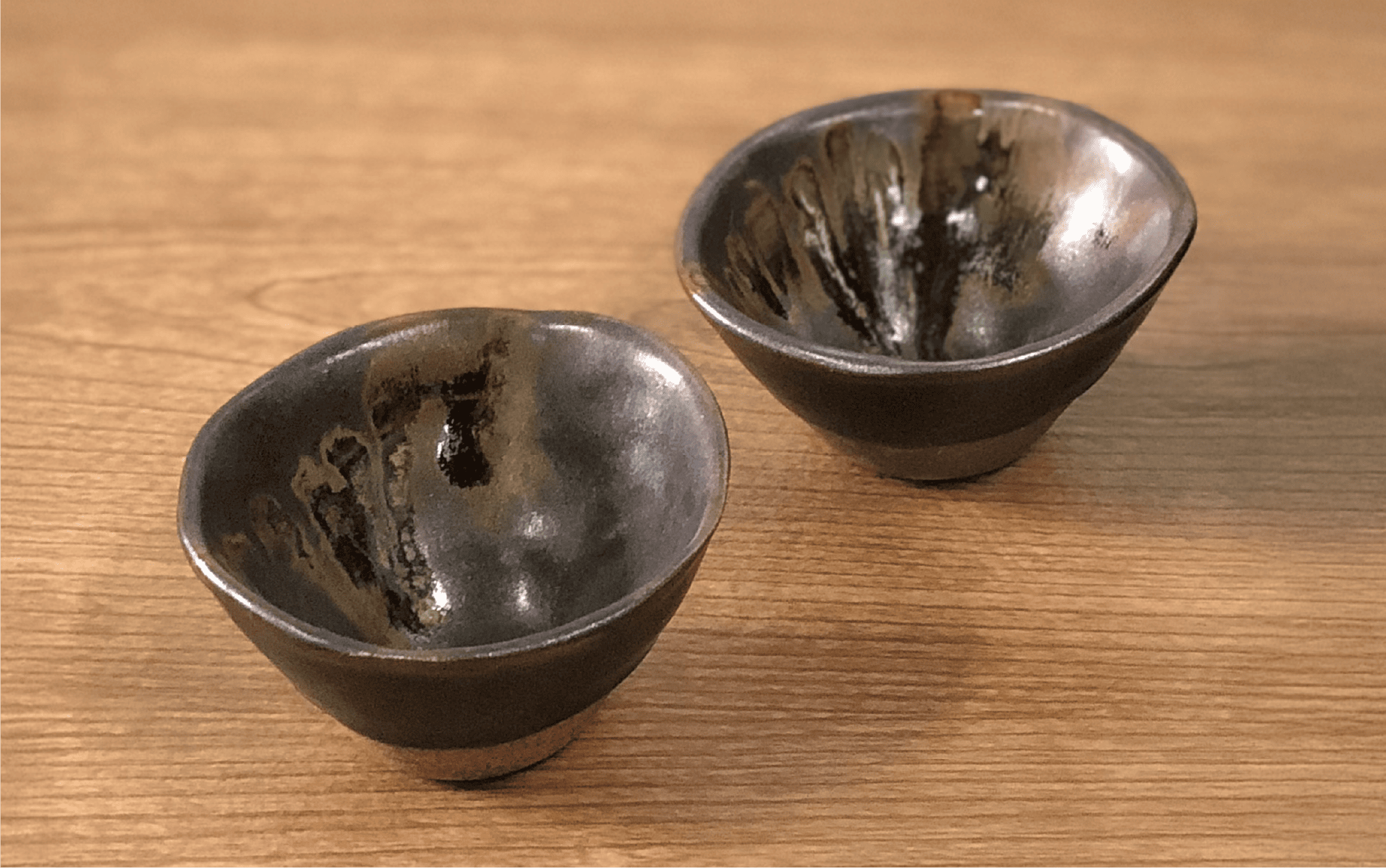 【指宿長太郎焼】黒薩摩の徳利(とっくり)と盃(2個)セット(長太郎焼/022-1096) 黒薩摩焼 工芸品 工芸 手作り 陶芸品 焼物 陶器 陶磁器 セット ぐい呑 土瓶 黒千代香 酒器 食器