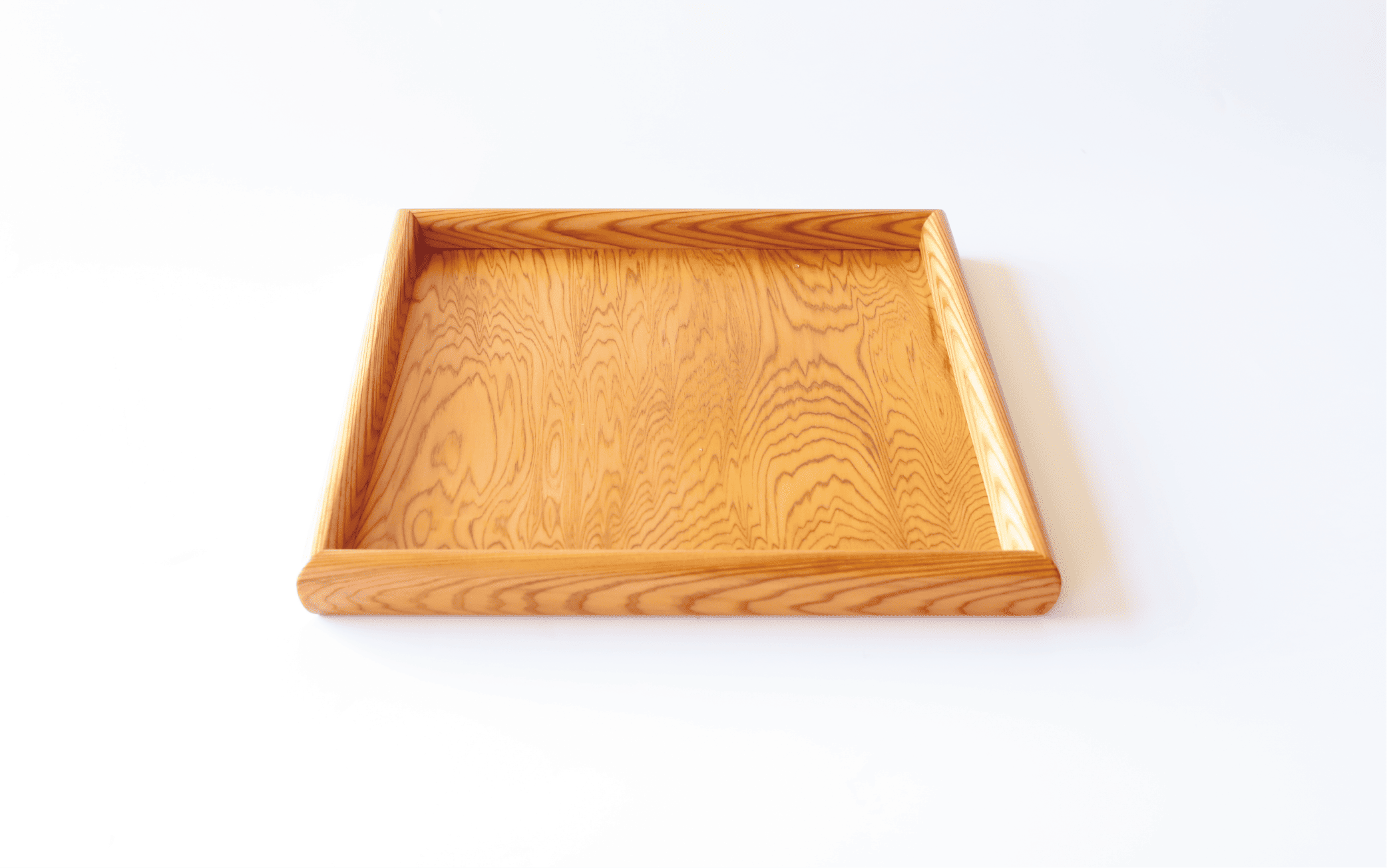 【屋久杉で創った】お盆トレー(正方形)(高橋工芸/022-1872) 工芸品 おぼん トレー おしゃれ シンプル シック 小物 キッチン 食卓 屋久杉 杉 木 木工 木材 インテリア 装飾 家 リビング オリジナル 一点もの 手づくり てづくり 手作り 木目 手作業 職人 工芸 鹿児島  自然遺産