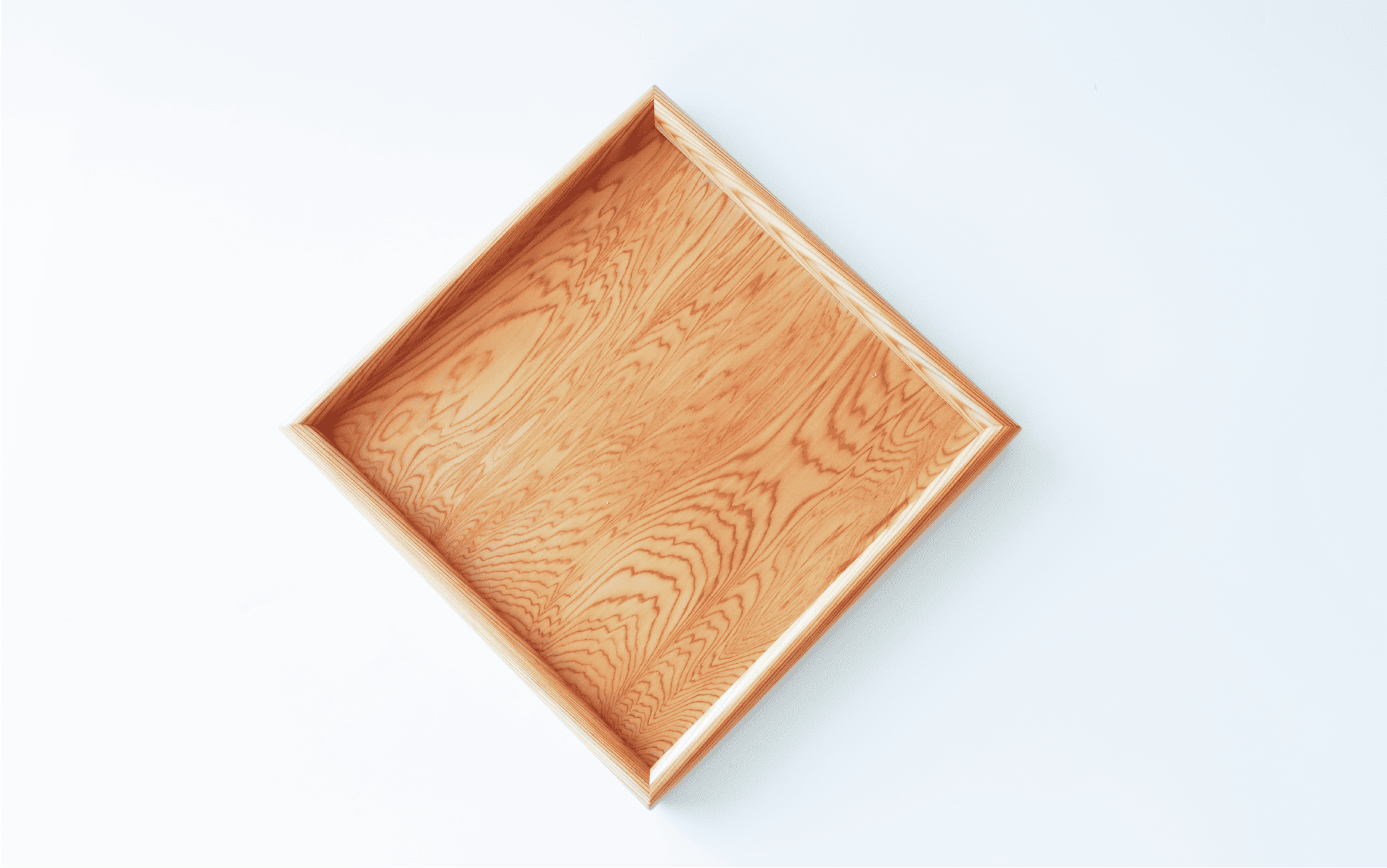 【屋久杉で創った】お盆トレー(正方形)(高橋工芸/022-1872) 工芸品 おぼん トレー おしゃれ シンプル シック 小物 キッチン 食卓 屋久杉 杉 木 木工 木材 インテリア 装飾 家 リビング オリジナル 一点もの 手づくり てづくり 手作り 木目 手作業 職人 工芸 鹿児島  自然遺産