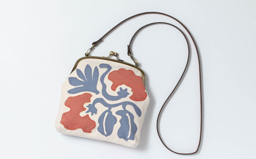 がま口バッグ《花》(1点) 鹿児島 いちき串木野 バッグ ポーチ かばん カバン 鞄 ファッション 本染め 染物 染め物 そめもの 伝統 伝統工芸 贈り物 ギフト お祝い プレゼント【亀崎染工】【D-616H】