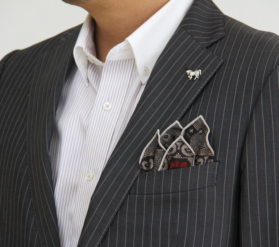 【ギフト用】本場大島紬ポケットチーフ 龍郷柄（赤）クラッシュタイプ（かがり糸ベージュ）　A018-001-01