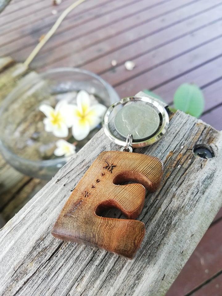 屋久杉Initialイニシャルキーホルダー　”E”