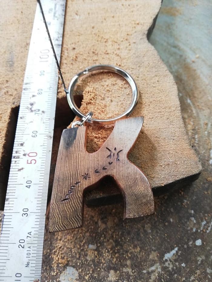 屋久杉Initialイニシャルキーホルダー　”K”