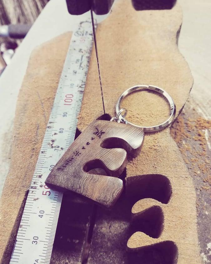 屋久杉Initialイニシャルキーホルダー　”E”