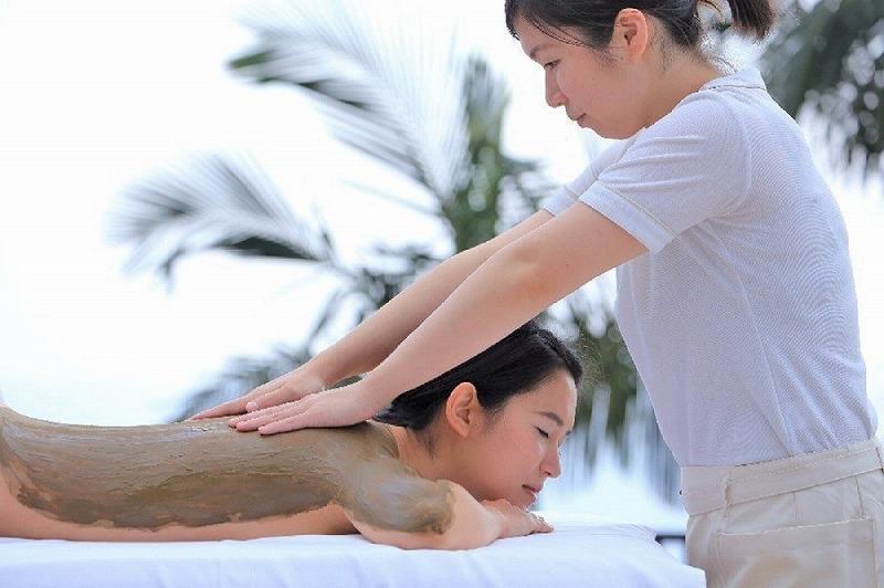 サンカラスイート1泊2食付 ペア ご宿泊券［sankara hotel & spa屋久島］