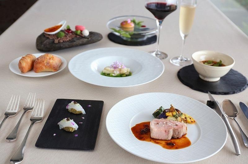 サンカラヴィラスイート1泊2食付 ペア ご宿泊券［sankara hotel & spa屋久島］