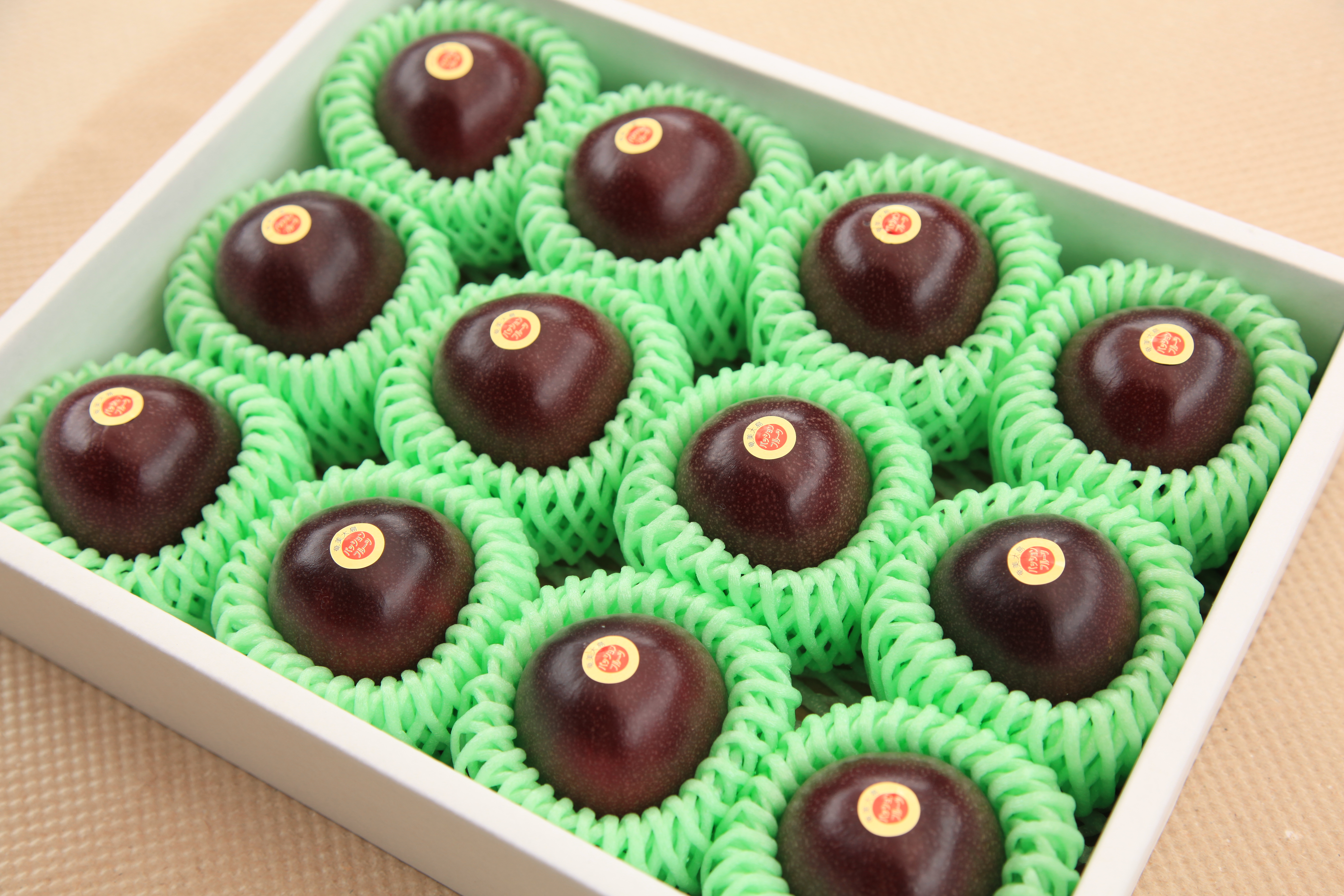 【先行予約】パッションフルーツ 贈答用 (12個入×1箱) 【7月～9月頃出荷開始】 リリコイ 果物 フルーツ デザート 人気 南国 デザート 奄美大島 宇検村 鹿児島 一どん