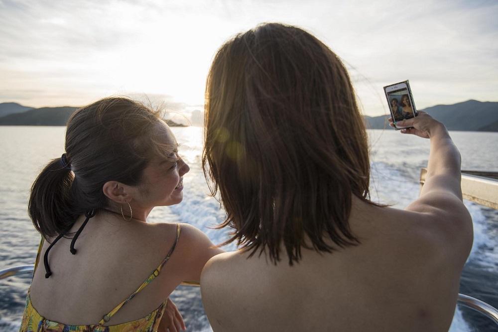 夕陽が沈む感動の光景を！奄美大島サンセットクルーズ（約3時間）