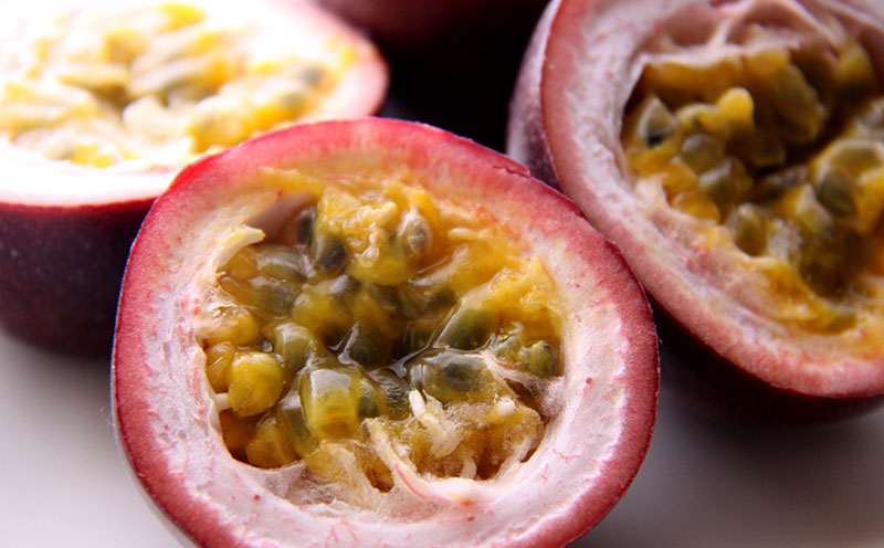 2026年発送【あたり果樹園】奄美パッションフルーツ 家庭用 約4kg 鹿児島県 奄美群島 奄美大島 龍郷町 国産 奄美産 果物 青果 くだもの フルーツ 南国 トロピカル 初夏の果実 果物時計草 さわやか 甘酸っぱい 家庭用 お取り寄せ 先行予約 数量限定