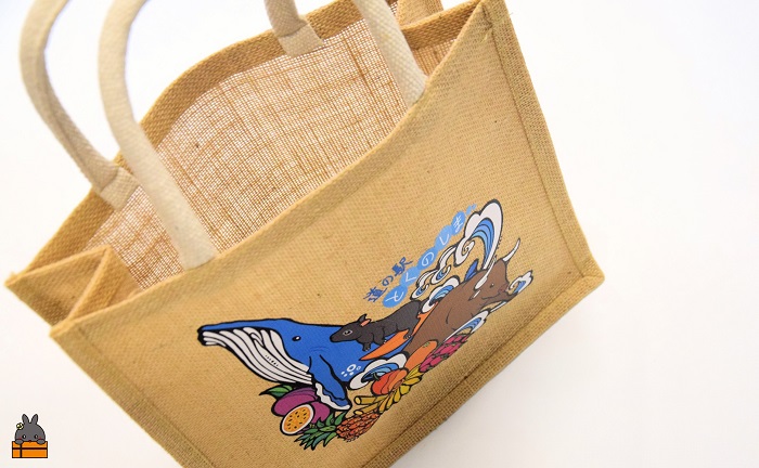 道の駅とくのしまオリジナルジュートバック ( バッグ カバン トートバック トートバッグ ジュート 道の駅 道の駅とくのしま オリジナル ファッション 小物 アイテム 徳之島 奄美 鹿児島 うさぎ アマミノクロウサギ クジラ フルーツ 果物 マンゴー pokke104 pokkeさん )