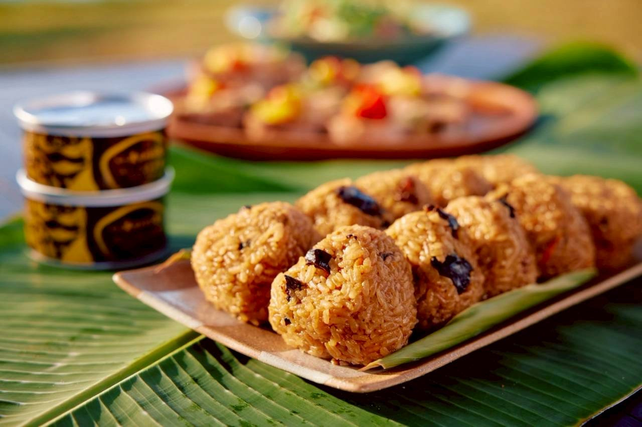 与論島産「ほろほろ鳥の胸肉を使ったブラウンマスタード」と焼酎「島有泉」にアンマー（方言：お母さん）の「みしじまいの素」の伝統料理セット