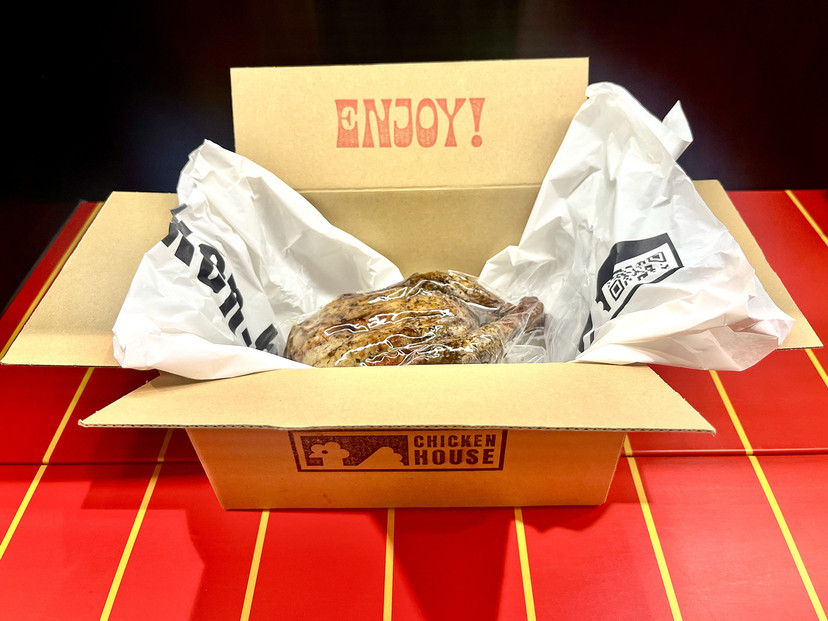 沖繩県産やんばる若鶏の丸焼き ハイグレードローストチキン ハーブ味&しおコショウ味 (2羽カット済み) ちょっとぜいたく チキンハウス 鶏肉 肉 にく 丸焼き 青森産ニンニク オリーブオイルを使用 ギフト お祝い パーティ 沖縄県 那覇市