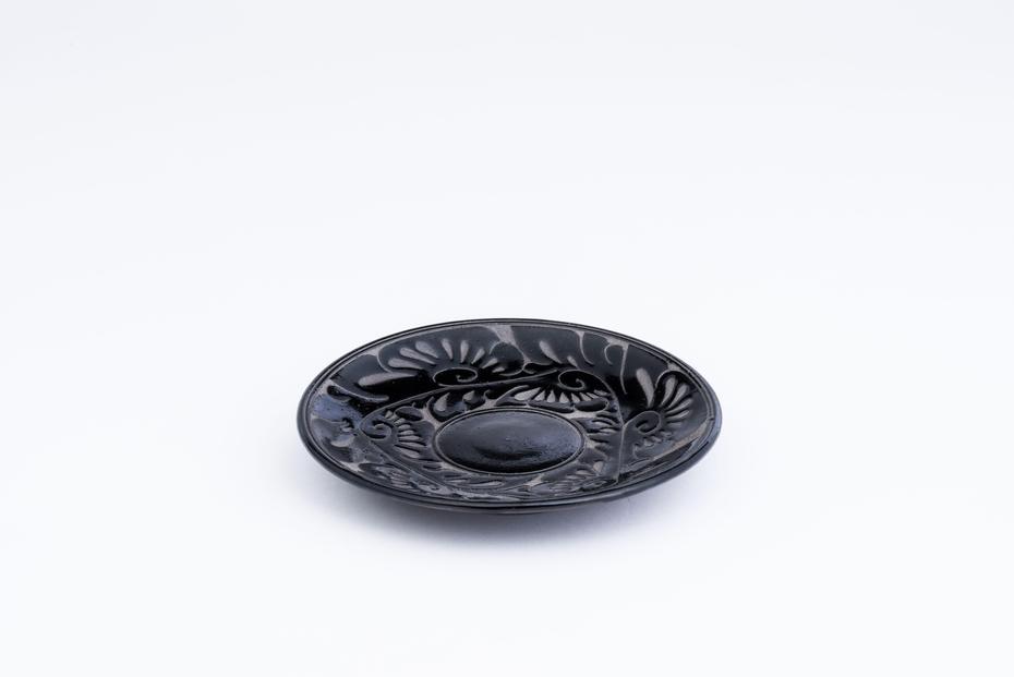 皿 ＜受注生産品＞黒釉唐草線彫 ( 5寸皿 × 1枚 )