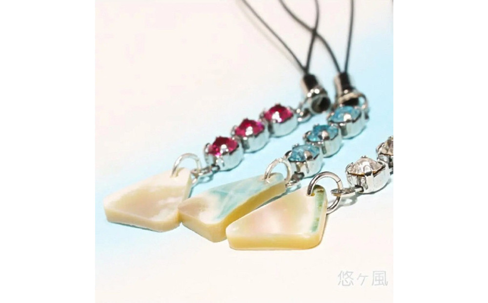 【黄色】悠ヶ風の夜光貝＜3連ラインストーンストラップ＞