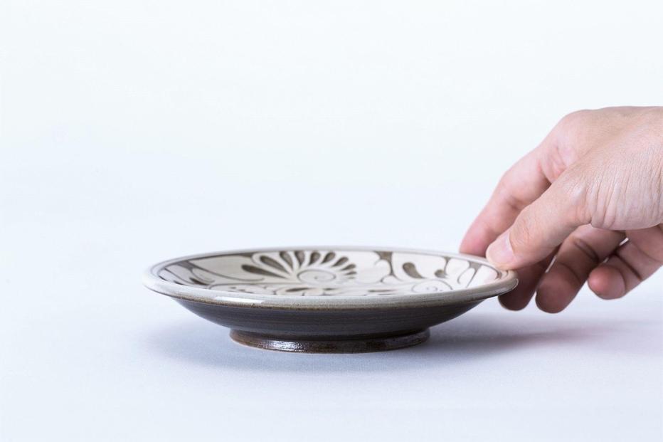皿 ＜受注生産品＞黒釉唐草線彫 ( 5寸皿 × 1枚 )