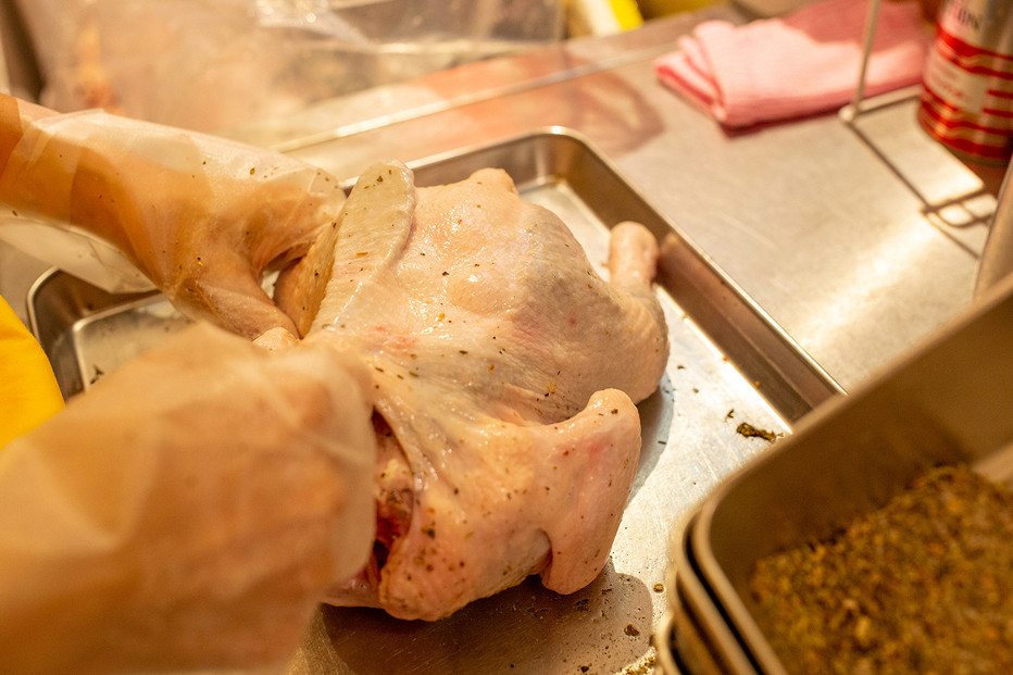 沖繩県産やんばる若鶏の丸焼き ハイグレードローストチキン しおコショウ味 (2羽) ちょっとぜいたく チキンハウス 鶏肉 肉 にく 丸焼き 青森産ニンニク オリーブオイルを使用 ギフト お祝い パーティ 沖縄県 那覇市