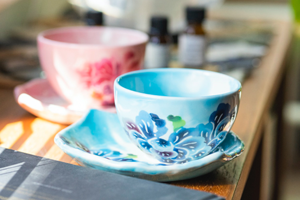 【スーリール】木の葉カップ＆ソーサー Marble Leaf | 紅琉 BINRYU アラヤプランニング株式会社 | 沖縄 伝統工芸 びんがた 紅型 | 柄 花柄 | 磁器 美濃焼 ティーカップ コーヒーカップ 器