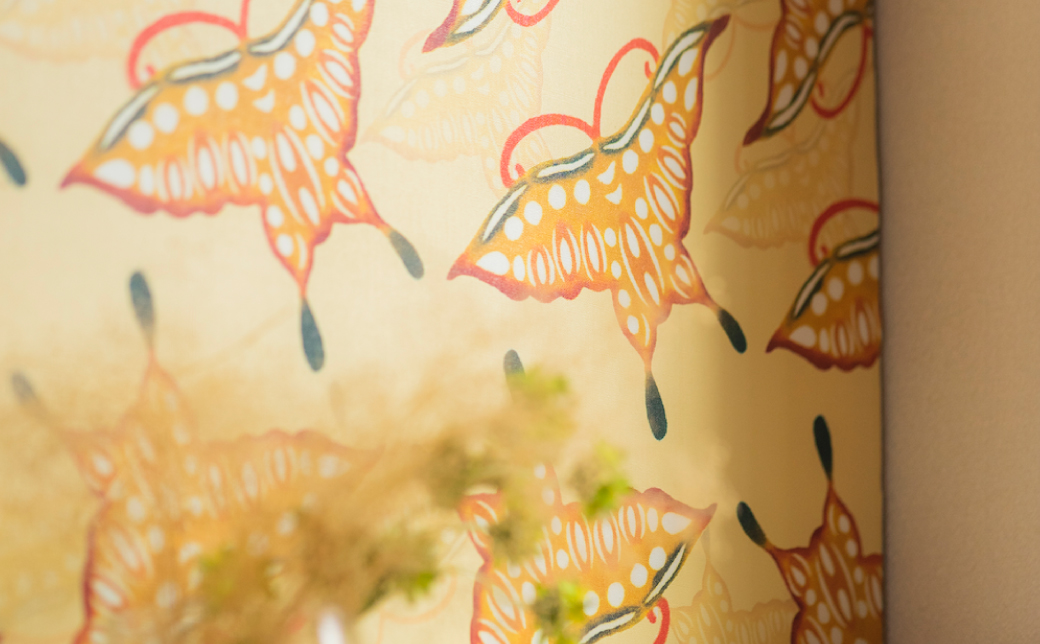 紅型壁紙 2m HABERU ハベル | 紅琉 BINRYU アラヤプランニング株式会社 | 沖縄 伝統工芸 びんがた 紅型 | 防炎 抗菌 壁紙 | テキスタイル インテリア モダン ナチュラル | 柄