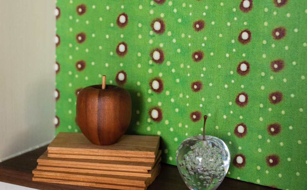 紅型壁紙 2m ARARE 霰 | 紅琉 BINRYU アラヤプランニング株式会社 | 沖縄 伝統工芸 びんがた 紅型 | 防炎 抗菌 壁紙 | テキスタイル インテリア モダン ナチュラル | 柄