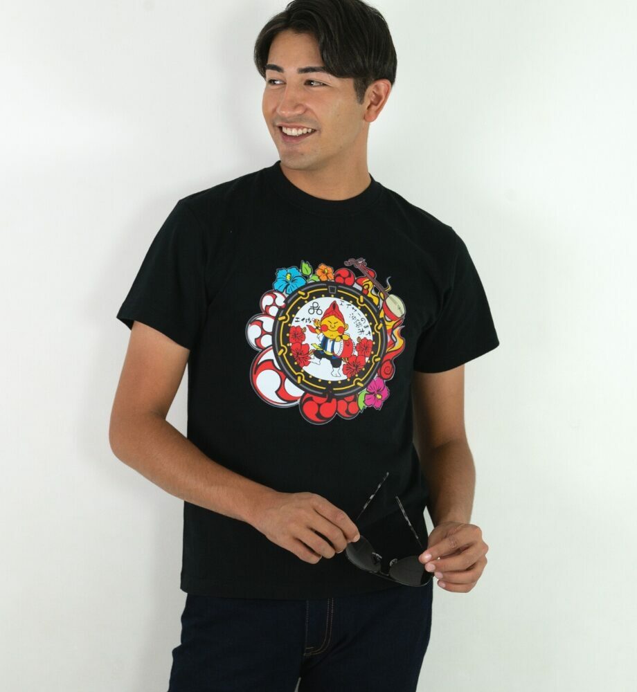 沖縄市 マンホールTシャツ エイ坊 (黒 / Sサイズ) Tシャツ 半袖 キャラクター メンズ レディース 沖縄市 黒色 沖縄市 / 株式会社TAK JAPAN [BCDK002-01]