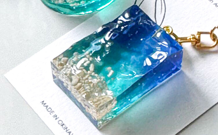 レジンアート 『海のかけらキーホルダー』 長方形 ブルー × ターコイズ 【沖縄の星の砂入り】 キーホルダー レジンアート 海 雑貨 おしゃれ 沖縄市 / Kays Artistry [BCAG023]