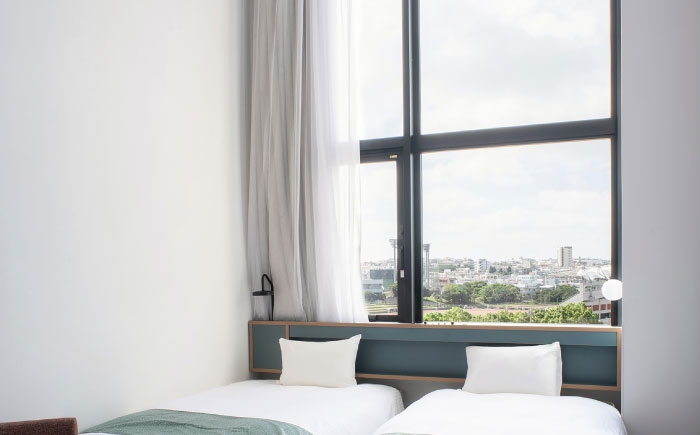 レフ沖縄アリーナ by ベッセルホテルズ スーペリアツインルーム 1泊2日 宿泊券 (1〜2名様/朝食付き) 宿泊利用券 沖縄旅行 ホテル チケット ギフト 沖縄市 / 株式会社すこやかホールディングス [BCAP003]