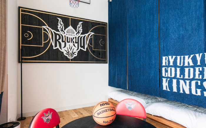 レフ沖縄アリーナ by ベッセルホテルズ 琉球ゴールデンキングスルーム 1泊2日 宿泊券 (1〜4名様/朝食付き) 宿泊利用券 沖縄旅行 ホテル チケット ギフト 沖縄市 / 株式会社すこやかホールディングス [BCAP006]