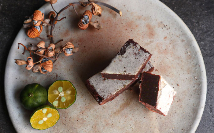 ブラウニー 3個セット 沖縄フレーバー (パイナップルミントマリーゴールド ・ 黒糖カラキ ・ シークヮーサー月桃) 沖縄市 / Lives Chocolate [BCEI007]