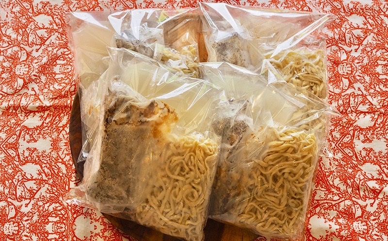 ＜みやんち＞炙りソーキそば（4人前） そば ソバ 蕎麦 沖縄そば 自家製 沖縄食材 生麺 スープ 具材付き あぶり そーき あばら肉 骨付き肉 4食 セット 詰合せ 贈答用 ギフト 沖縄 沖縄県産