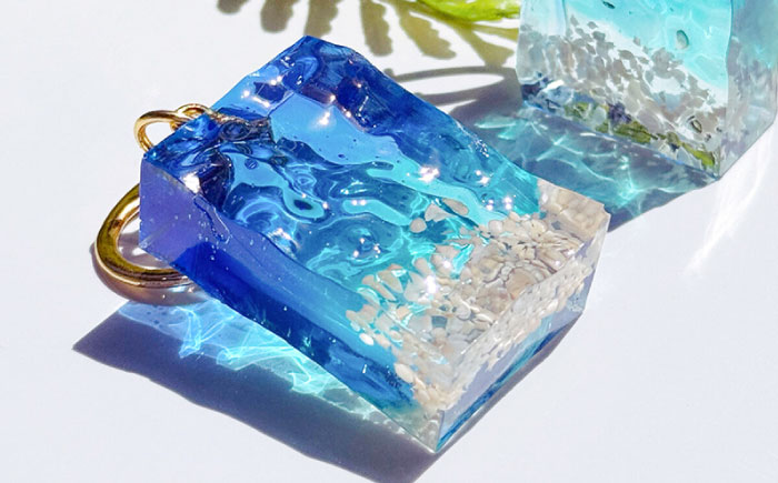 レジンアート 『海のかけらキーホルダー』 長方形 ブルー × ターコイズ 【沖縄の星の砂入り】 キーホルダー レジンアート 海 雑貨 おしゃれ 沖縄市 / Kays Artistry [BCAG023]
