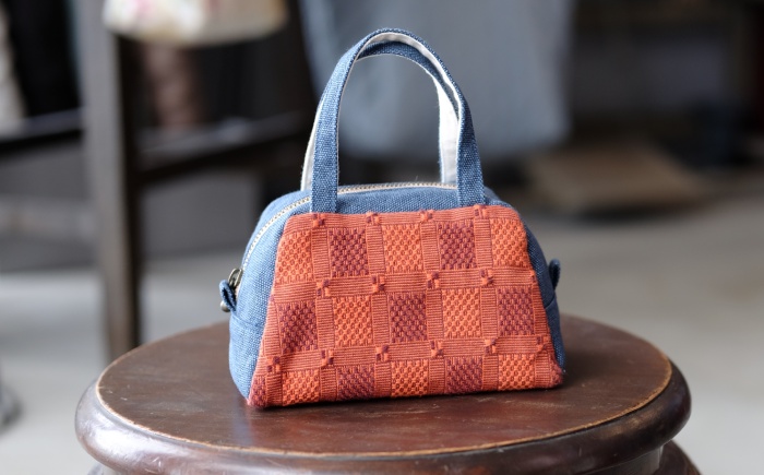 ヤシラミ花織 ランチポーチ 格子モダン (水色・オレンジ系織物) ハンドバッグ 手提げバッグ 小さめ おしゃれ レディース 沖縄市 / FABRIC SHOP MINAMI [BCCS001-01]