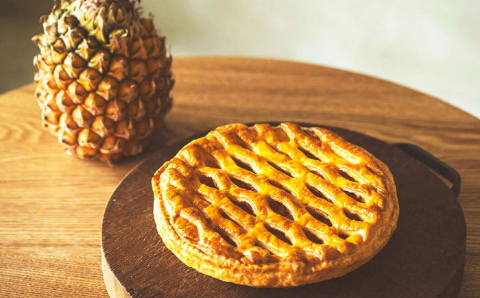 【TVで紹介！】オリジナル★パイナップルパイ (直径約18cm / 約450g) パイン アップルパイ お取り寄せ 絶品 ギフト  沖縄市 / 株式会社クロップ [BCCC001] 
