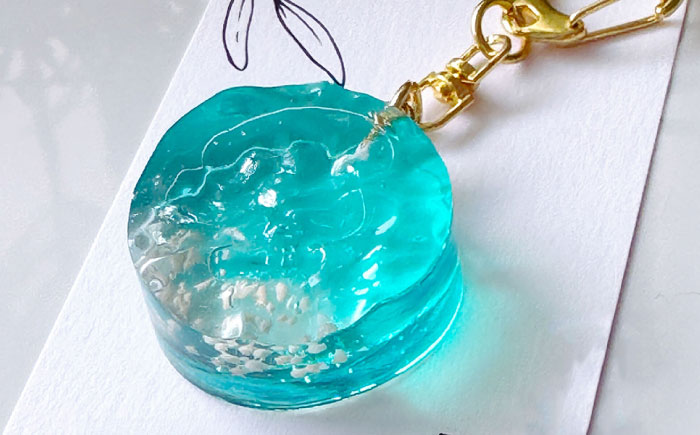 レジンアート 『海のかけらキーホルダー』 丸型 ターコイズ 【沖縄の星の砂入り】キーホルダー レジンアート 海 雑貨 おしゃれ 沖縄市 / Kays Artistry [BCAG026]