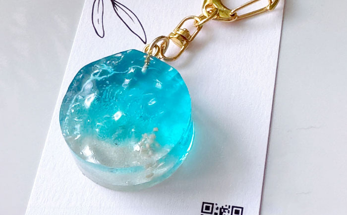 レジンアート 『海のかけらキーホルダー』 丸型 アクアブルー 【沖縄の星の砂入り】キーホルダー レジンアート 海 雑貨 おしゃれ 沖縄市 / Kays Artistry [BCAG025]