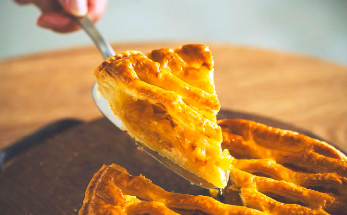 【TVで紹介！】オリジナル★パイナップルパイ (直径約18cm / 約450g) パイン アップルパイ お取り寄せ 絶品 ギフト  沖縄市 / 株式会社クロップ [BCCC001] 