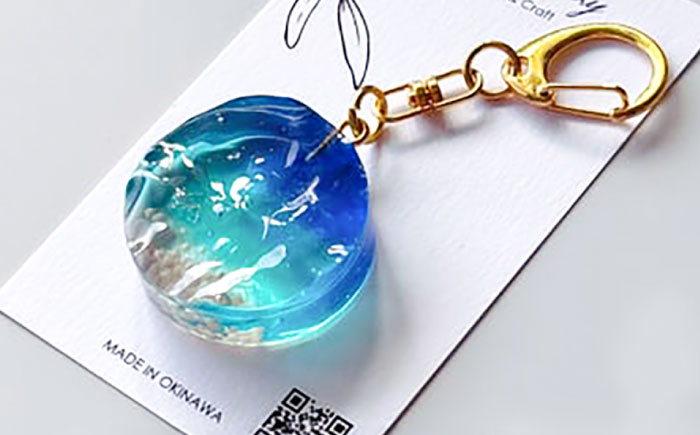 レジンアート 『海のかけらキーホルダー』 丸型 ブルー × ターコイズ 【沖縄の星の砂入り】キーホルダー レジンアート 海 雑貨 おしゃれ 沖縄市 / Kays Artistry [BCAG024]