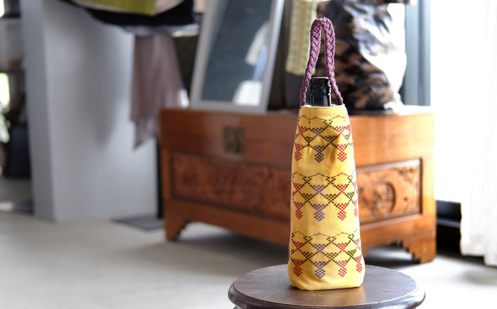 経浮花織 ワインバッグ 葡萄 (青色・黄色織物) ボトルバッグ ワインケース ワインクーラー 保冷 おしゃれ 沖縄市 / FABRIC SHOP MINAMI [BCCS003-03]